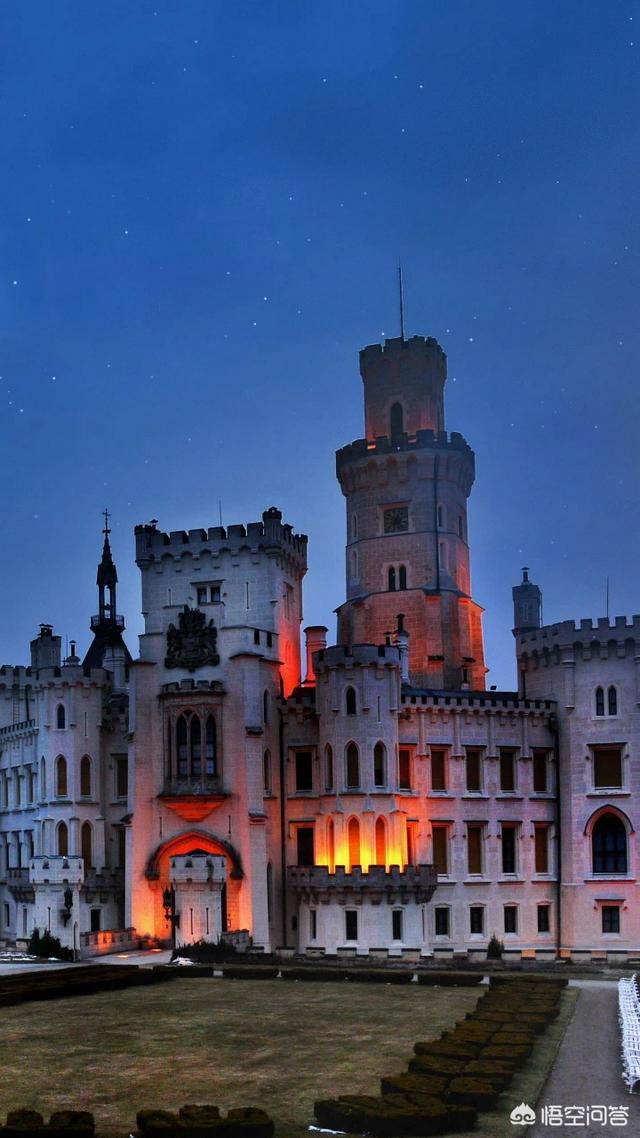 跨境电商服装行业的发展趋势,一个做殴美外贸服装批发的商家想做跨境电商供应商，该怎么操作