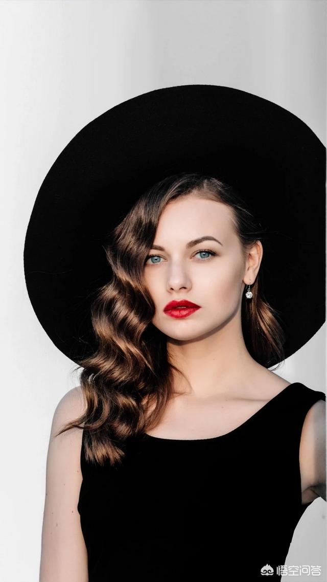 跨境电商服装行业的发展趋势,一个做殴美外贸服装批发的商家想做跨境电商供应商，该怎么操作