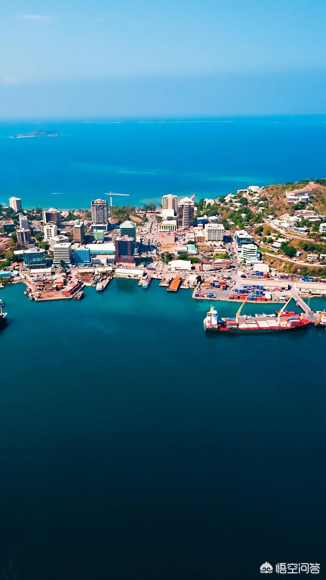 跨境电商服装行业的发展趋势,一个做殴美外贸服装批发的商家想做跨境电商供应商，该怎么操作