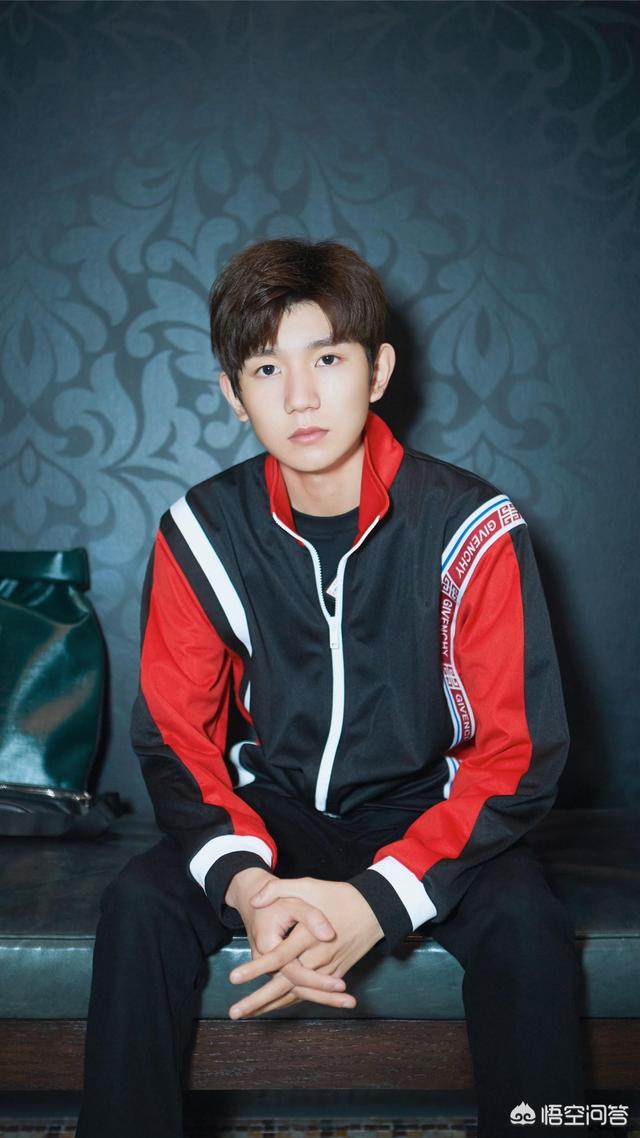 跨境电商服装行业的发展趋势,一个做殴美外贸服装批发的商家想做跨境电商供应商，该怎么操作