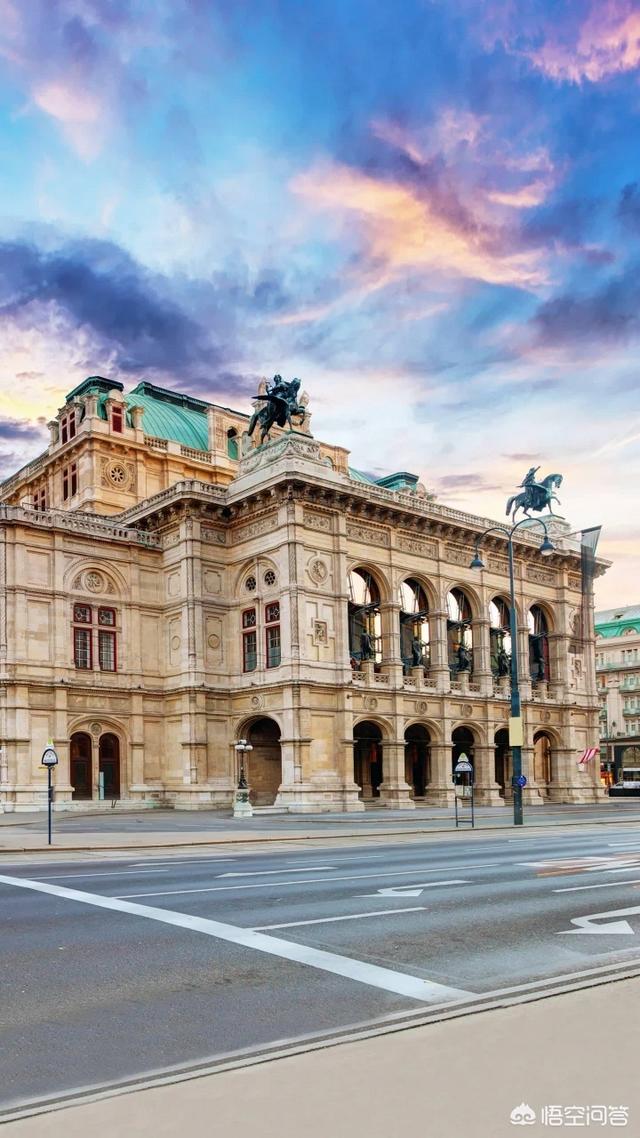 跨境电商服装行业的发展趋势,一个做殴美外贸服装批发的商家想做跨境电商供应商，该怎么操作