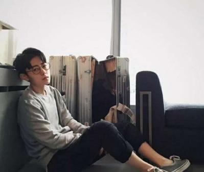 男生喜欢你什么表现,为什么一个男生喜欢你却又表现得毫无兴趣