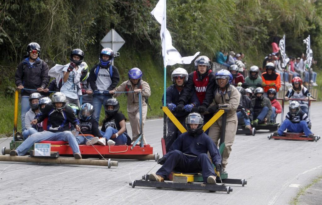男生女生差差差差免费动漫轮滑鞋,受其影响整天拿着玩具刀打打杀杀