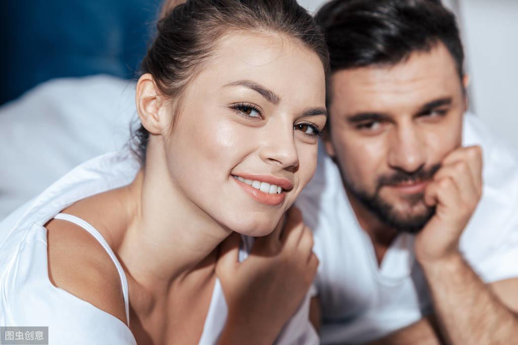 三个男人什么字,形容一位男青年的四字词语