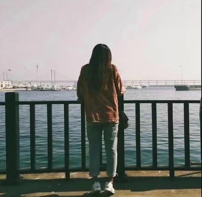 故意和别的女生暧昧试探她一直和你暧昧