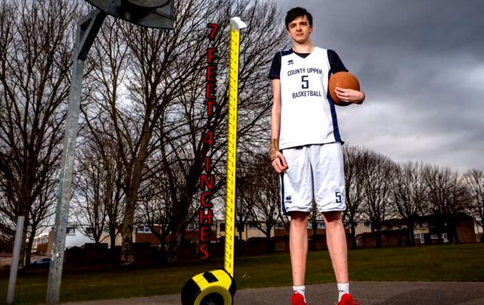 16岁女孩正常身高体重标准16岁身高一个月正常长多少厘米