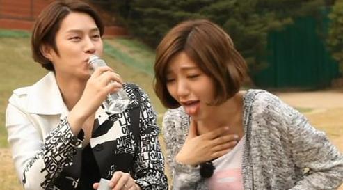 暗恋你的男生会有什么表现一个男生搂着你