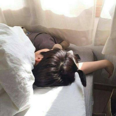 男生喜欢比较拽的女生我家的女服务员是特喜欢勾搭男人的那种女孩