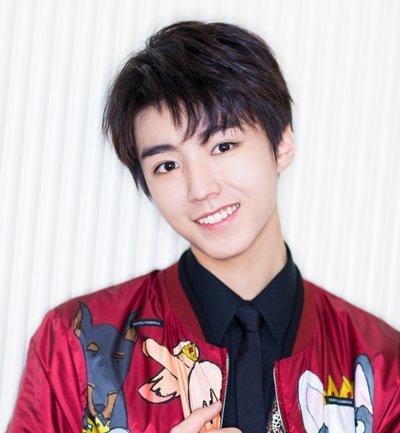 男生清爽碎发学生党有哪些适合学生的平价军训防晒霜