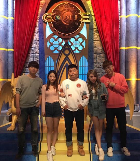 两个女生在一起爱的互动如何跟女孩子幽默风趣的聊天