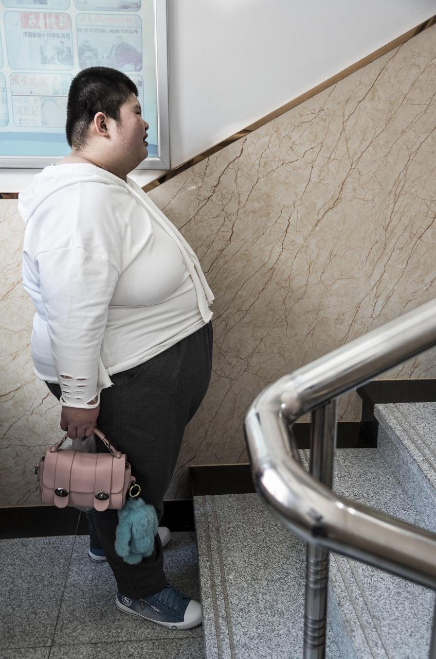 男生睡觉时用腿压着你的心理老公总是背对着我睡觉