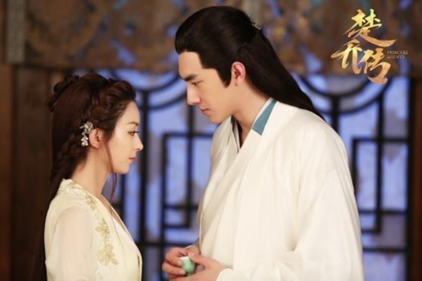 高冷的男生喜欢什么样的女生你觉得男人喜欢相貌平平骚情的女人还是高冷的美女人呢