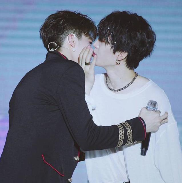 男孩子为啥喜欢亲女孩子家长应该怎样教育孩子的性观念