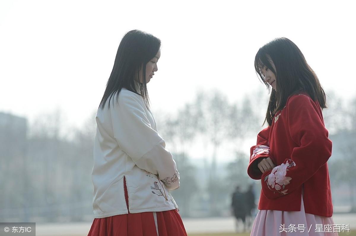 女孩见到喜欢男孩反应很大,如何用一种简单的方法判断一个女孩子有没有爱