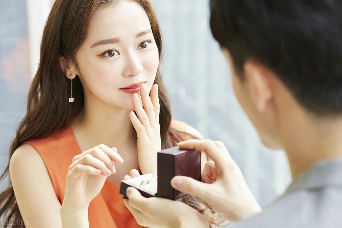 一个女的对一个男的有好感的表现女同学喜欢自己会有什么表现