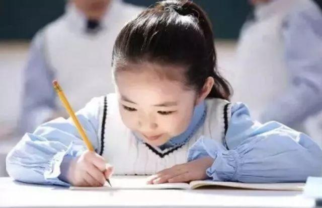 男生怎么追喜欢的女生学生跟同班很完美的女生喜欢同一个男生怎么办