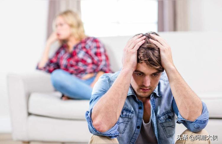 女朋友当面和别人暧昧,女人跟同事出轨的表现