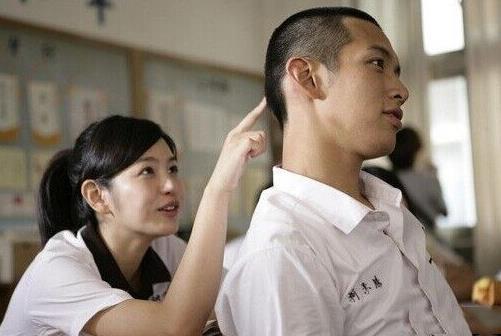 怎样让男生更喜欢自己呢有哪几个自带吸引力的动作能让她主动喜欢你