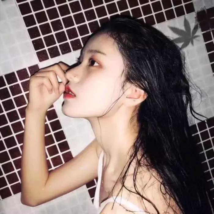 怎么撩一个刚认识的女生女生怎么暗暗地刚认识的男生呢