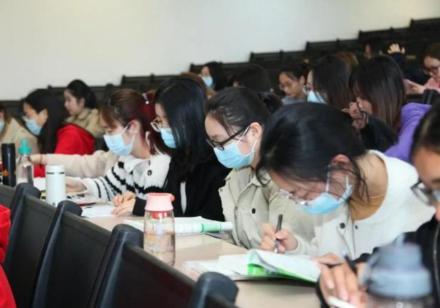 男生看到你不好意思,一个男生看着你然后摸你脸