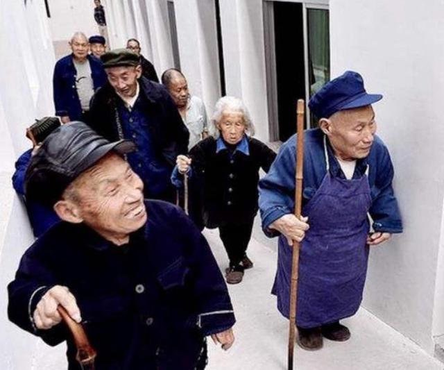 女性身高在什么时候停止生长多大岁数后就不会长个子了