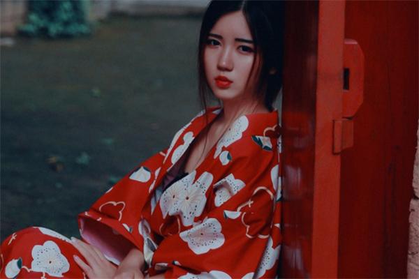 和刚认识的女孩聊天怎么找话题用哪些聊天技巧才更迅速拉近距离