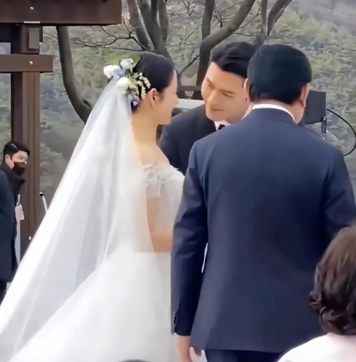 晚上睡不着想看点害羞的视频软件,发现两次在旁边小女孩面前展示自己的