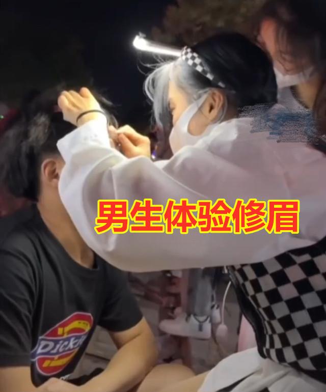 一个男生喜欢摸一个女生的脸一个男生相亲捏女生的脸什么意思