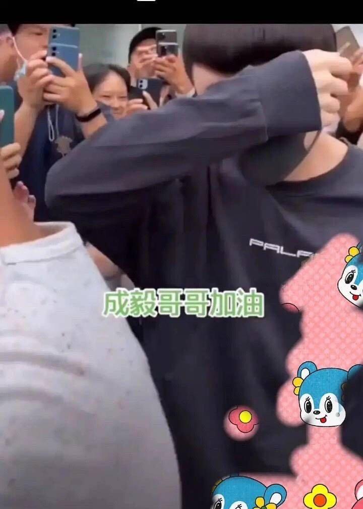 一个女的喜欢摸男生的脸说明什么不喜欢你的男人会让你抱他摸他的头发和脸吗