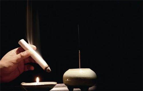 下面流无色无味的水样透明液体,上厕所有2个状况