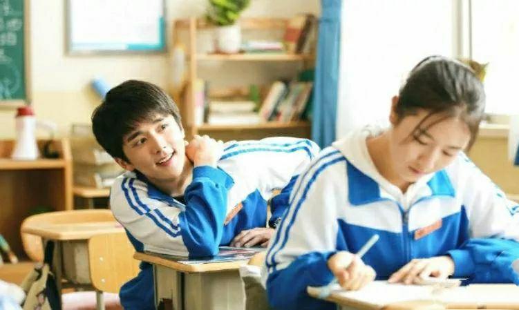 隔壁班男生暗恋你的表现你有哪些被追求的经历