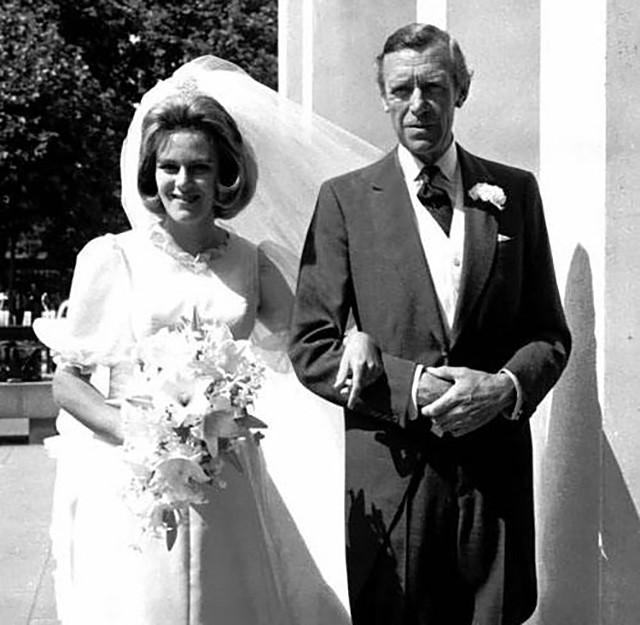 当着你的面和别的男人暧昧一个女生可以通过怎么的伤害爱她的男生