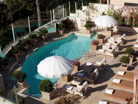 美美哒影院准备买一台智能电视放在卧室