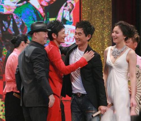 如何和男生聊天找话题不尴尬老公在人前不太会说话