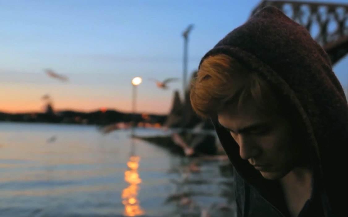 怎样知道初中男生是不是喜欢你,班里男生对女生动手动脚