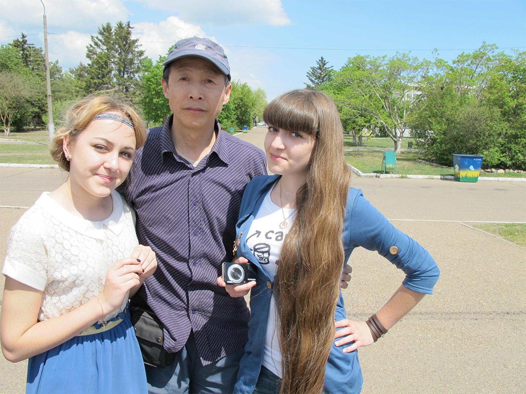 和闺蜜喜欢同一个男生,我跟我闺蜜喜欢上同一个人了怎么办