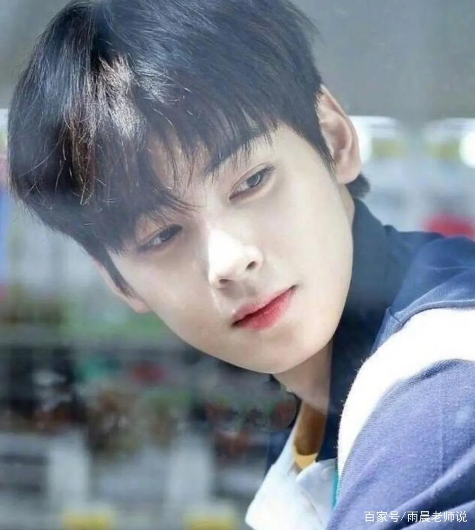 初中如何看出一个男生喜欢你,小学五年级男生不止一次摸女生屁股还偷看女生上厕所