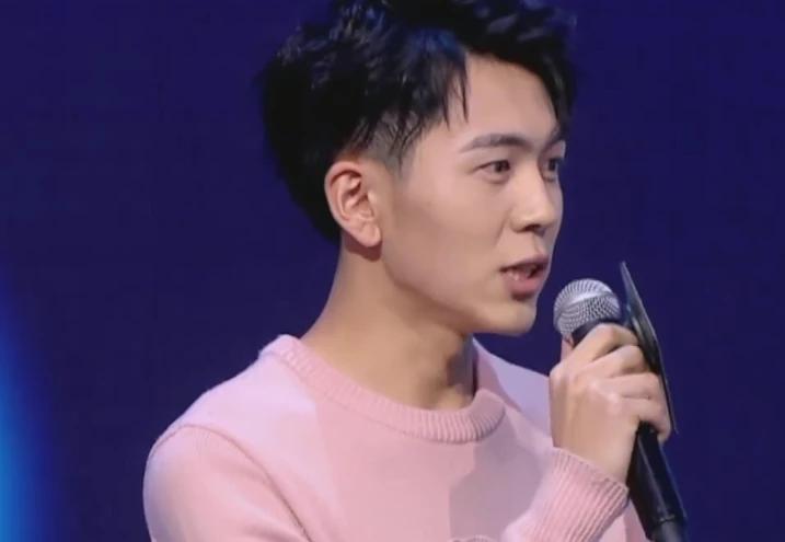 发现女朋友与别的男人暧昧怎么办,我女朋友最近有个男的跟我女朋友聊的话题