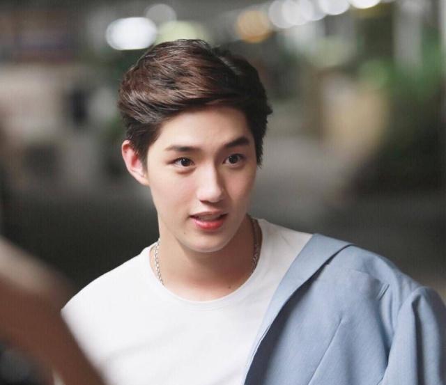 如何撩有女朋友的男生如果你女朋友在你身边