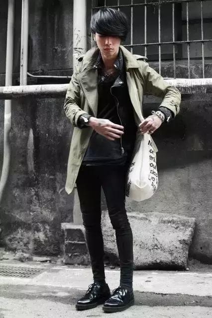 一个男生撩有男朋友的女生,最近我发现他跟一个初中女同学撩骚