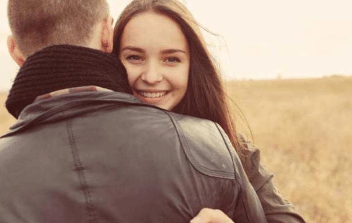 如何试探男生是否喜欢你的问题喜欢一个人的眼神是什么样的