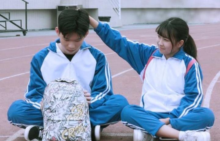 初中怎么判断男生喜不喜欢你,一个男生老是问你他长得好不好看