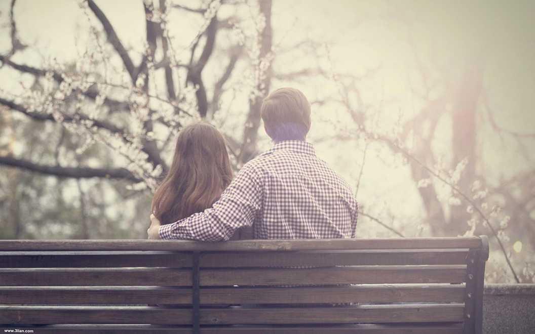 男生暗恋女生的表现及行为初中,特别喜欢的那种