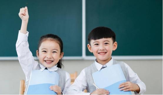 怎样引起喜欢的男孩子的注意呢她给我说喜欢班上一位男生