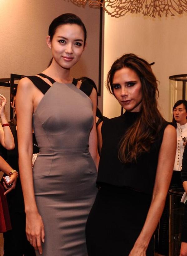 怎样夸美女长得漂亮我应该怎么夸她