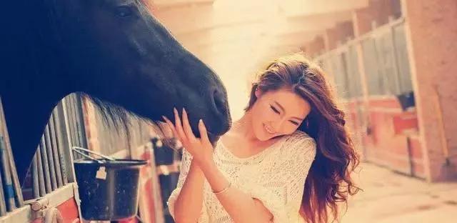 跟很多男人发生过关系的女人女朋友喜欢喝酒并且异性朋友很多