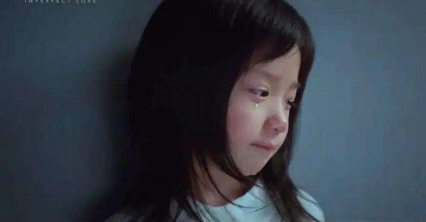 女生在你面前和其他男生亲密如果老婆的闺蜜私下向你表达好感