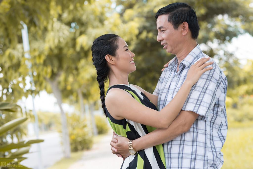 中年男人喜欢一个人的细节如何撩取中年女人的芳心