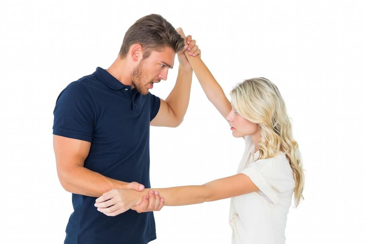 男生面临两个女生时会选择谁夫妻间有真爱吗