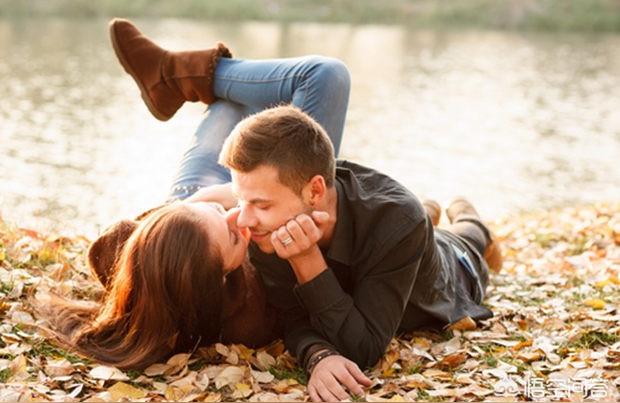 男生喜欢女孩子的表现及行为,女生喜欢一个人时